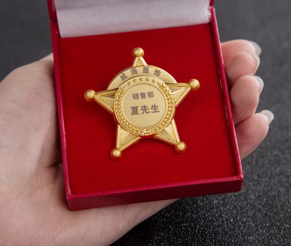 在單位服務(wù)崗滿三年五年十年以上的優(yōu)秀員送什么紀(jì)念品好？